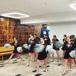 Obraz zawierający ściana, ubrania, osoba, sport