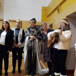 nauczyciele śpiewają kolędy