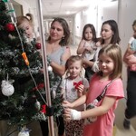 Przedszkolaki w IV Klinice Pediatrii ubierają choinkę