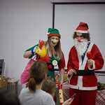 Mikołaj i elf wręczają prezenty od Fundacji Dr Clown