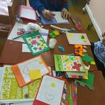 Zdjęcie pokazuje wykonywanie laurek przez dzieci