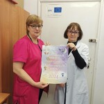 Nauczycielki trzymające kalendarz