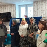 aktorzy śpiewają kolędy