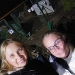 nauczycielka biologii i dyrektor szkoły z tyłu boksy dla psów