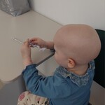 Dziecko tworzy z folii aluminiowej zakręcony sopelek