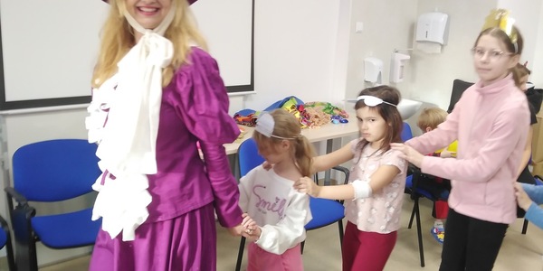 Nauczycielka i dzieci rozpoczynają Bal zabawą ruchową Jedzie pociąg z daleka