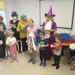 Nauczycielki i dzieci prezentują grę na instrumentach